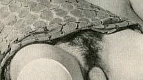 Пошлячка с сантехником анальным проходом вводит массивный фаллоимитатор в задницу